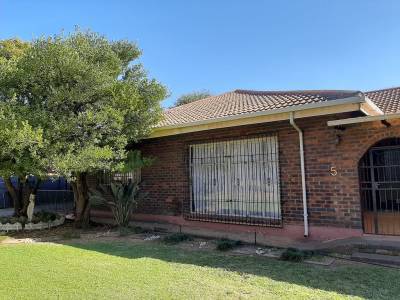 4 Bedroom house and a 1 bedroom flat in Delmas West for sale