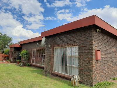 3 Bedroom House On A Large Stand In Delmas