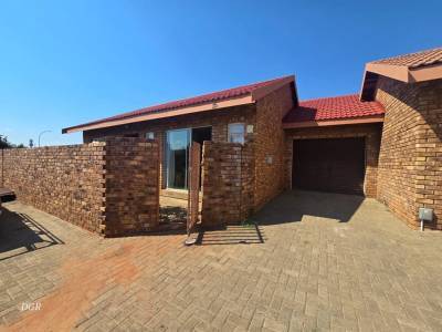 Townhouse for sale in Mar-Geni Complex