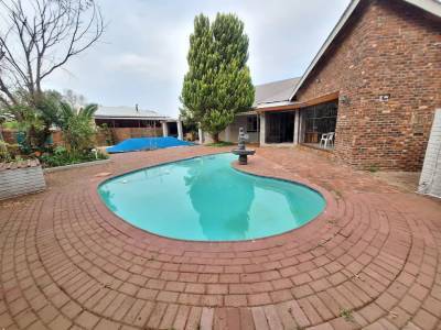 Spacious 3 Bedroom Family Home with 2 Flats