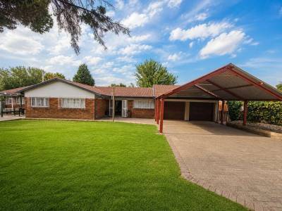 Spacious 4-Bedroom Haven Awaits in Ladybrand!