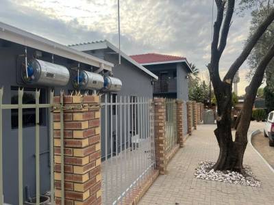 Luxurious 16-Bedroom Property with Modern Amenities &ndash; Ideal Investment Opportunity