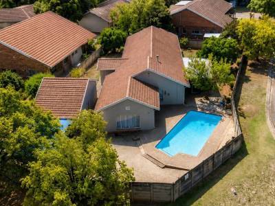 Spacious Family Home with Flatlet &amp; Pool in Prime Fauna Location