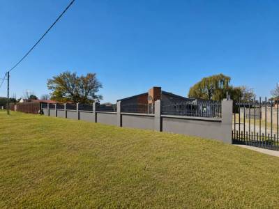 Fixer-Upper Gem: 4 Beds, Ensuite &amp; Spacious Yard Awaits You!