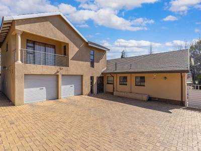Spacious 4-Bedroom Family Home with Breathtaking Glenvista Views